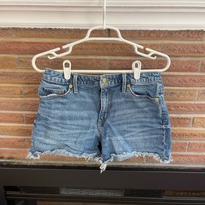 Universal thread size 6 medium wash jean shorts